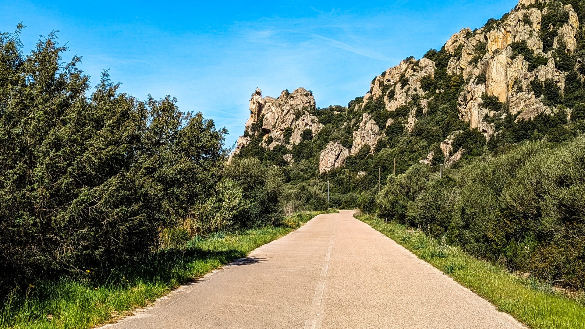 Straße auf Sardinien, Italien.