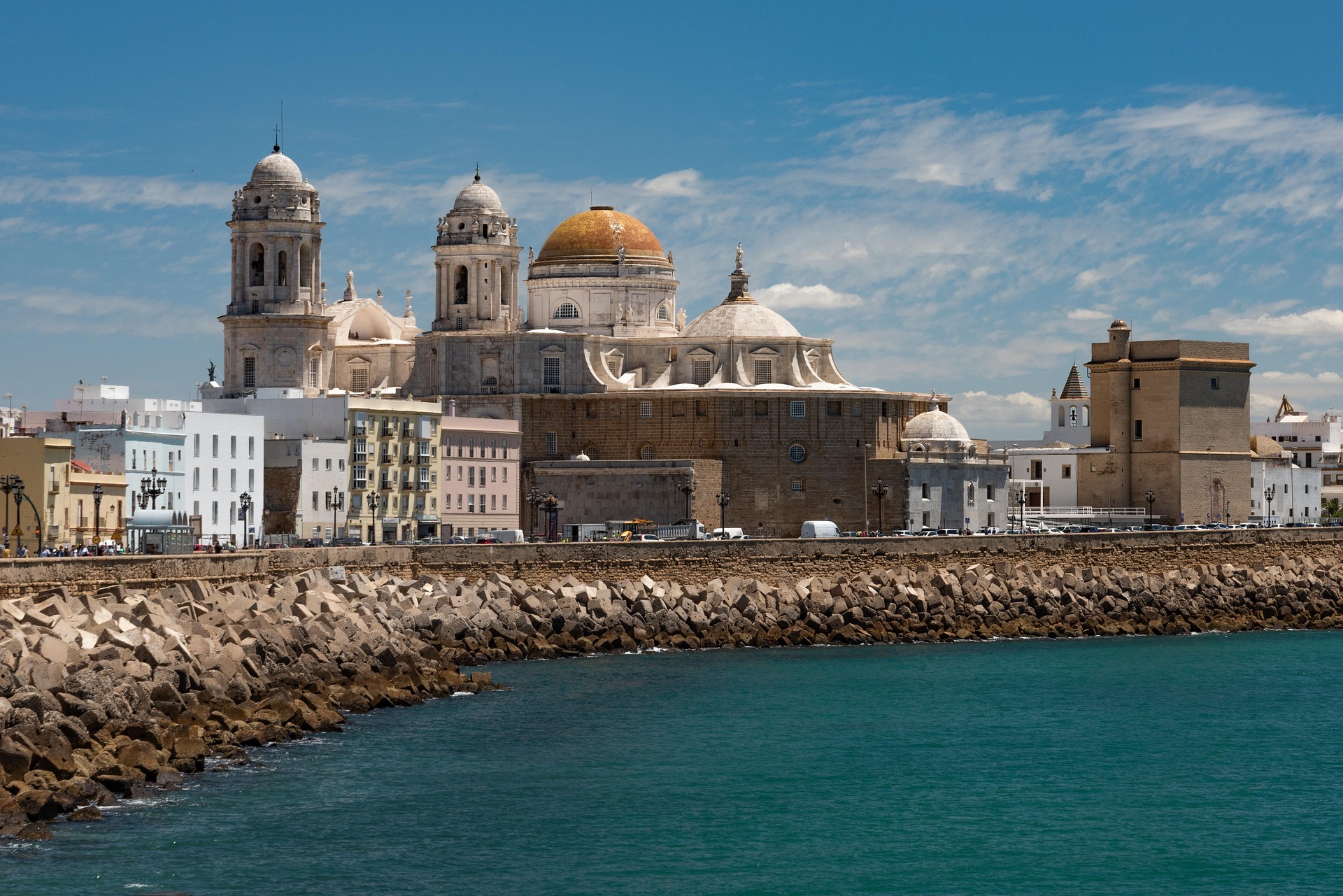 Uferpromenade und Kathedrale von Cádiz in Spanien.
