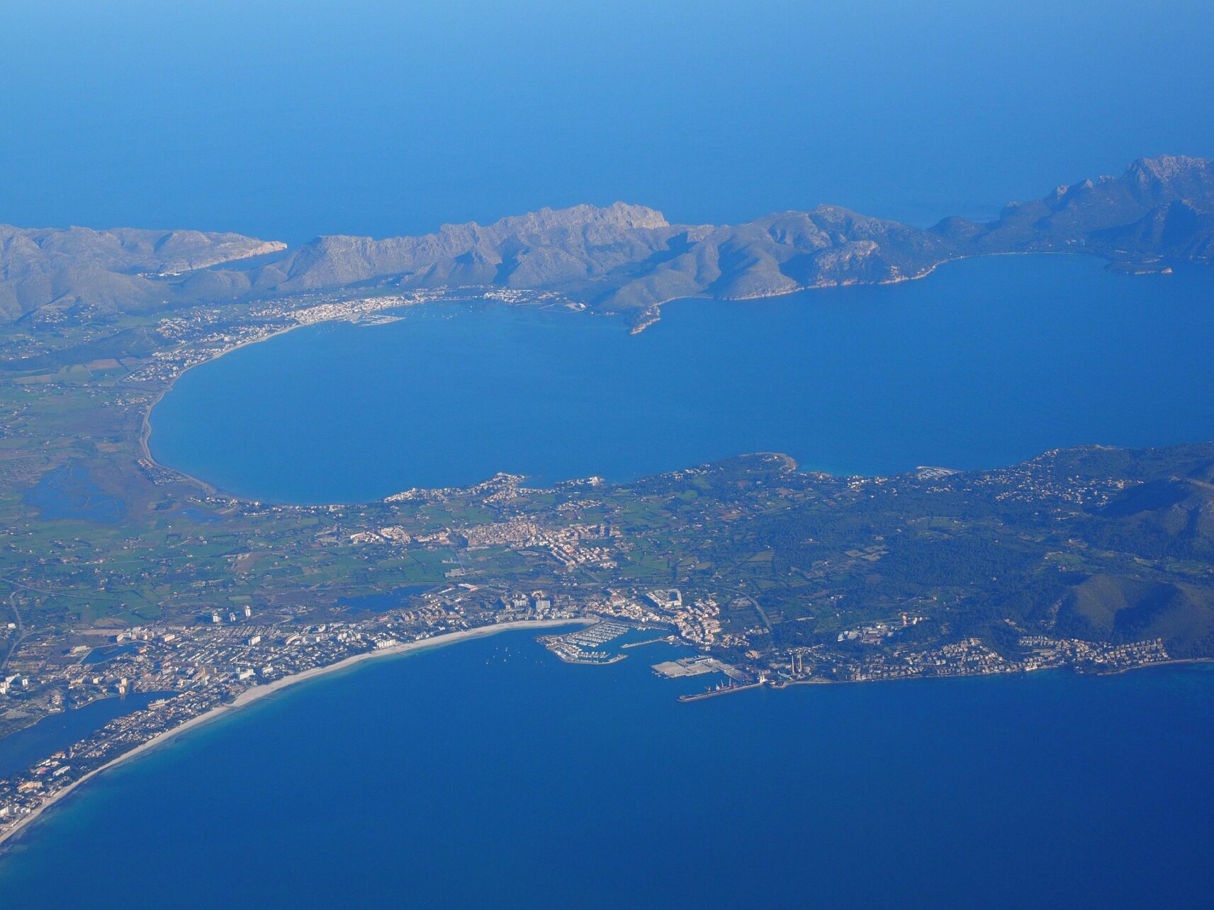 Blick von oben auf die Buchten von Pollenca und Alcudia auf Mallorca, Spanien.
