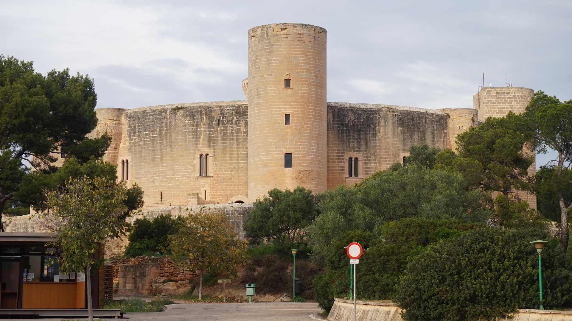 Die Burg Bellver in Palma de Mallorca, Spanien.