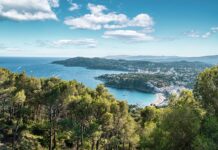 Einwöchige Mallorca-Reiseroute für Strände und Berge Landschaft bei Cala Mondragó auf Mallorca, Spanien.