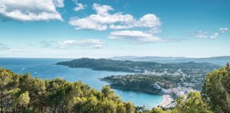 Einwöchige Mallorca-Reiseroute für Strände und Berge Landschaft bei Cala Mondragó auf Mallorca, Spanien.
