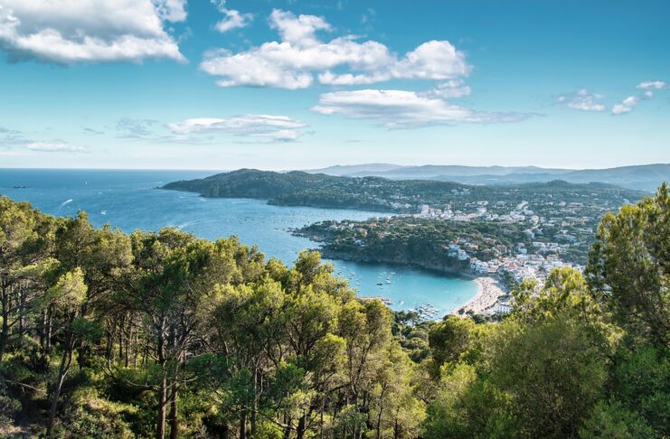 Einwöchige Mallorca-Reiseroute für Strände und Berge Landschaft bei Cala Mondragó auf Mallorca, Spanien.