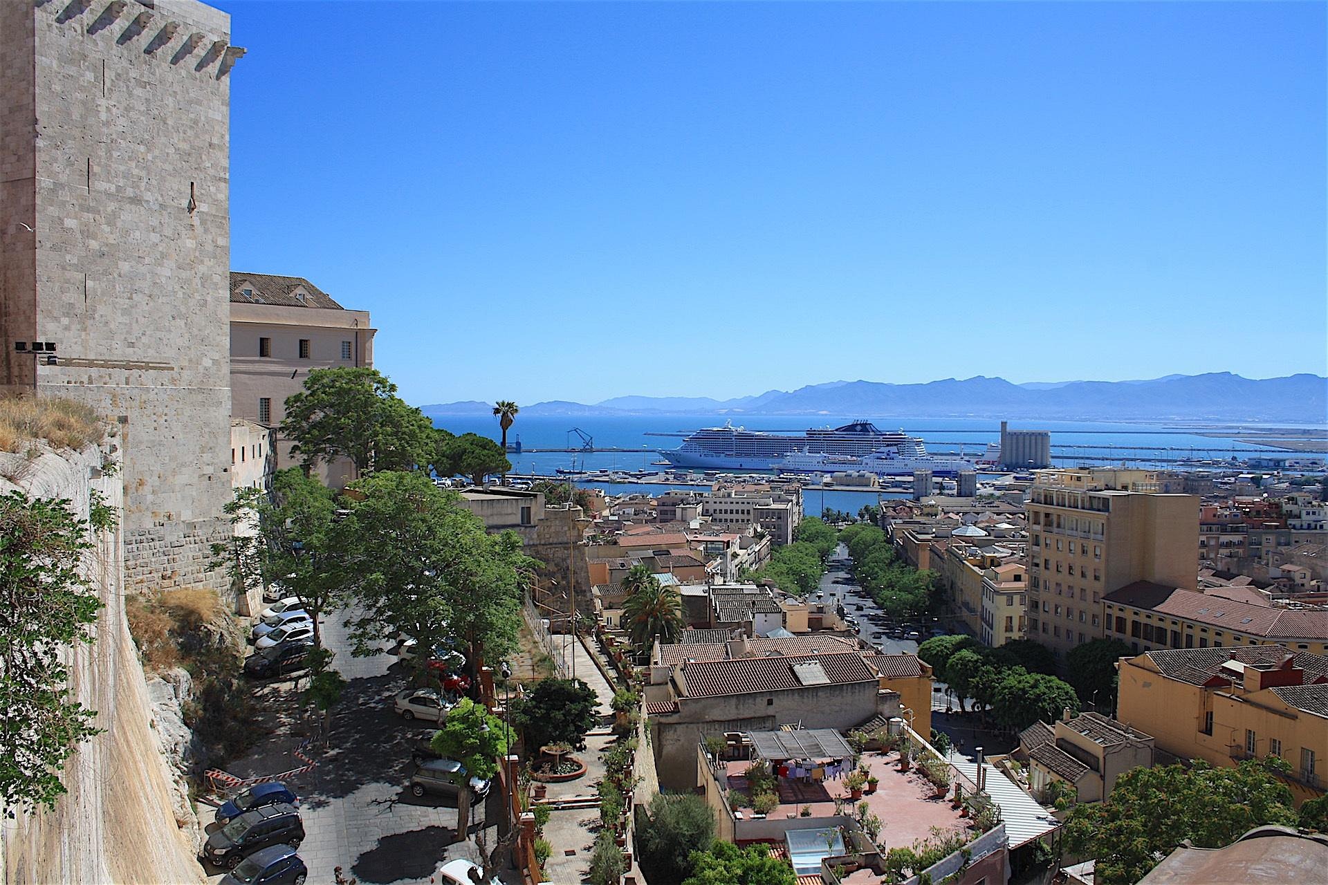 Blick auf den Hafen von Cagliari vom Bastione Santa Croce aus, Italien.