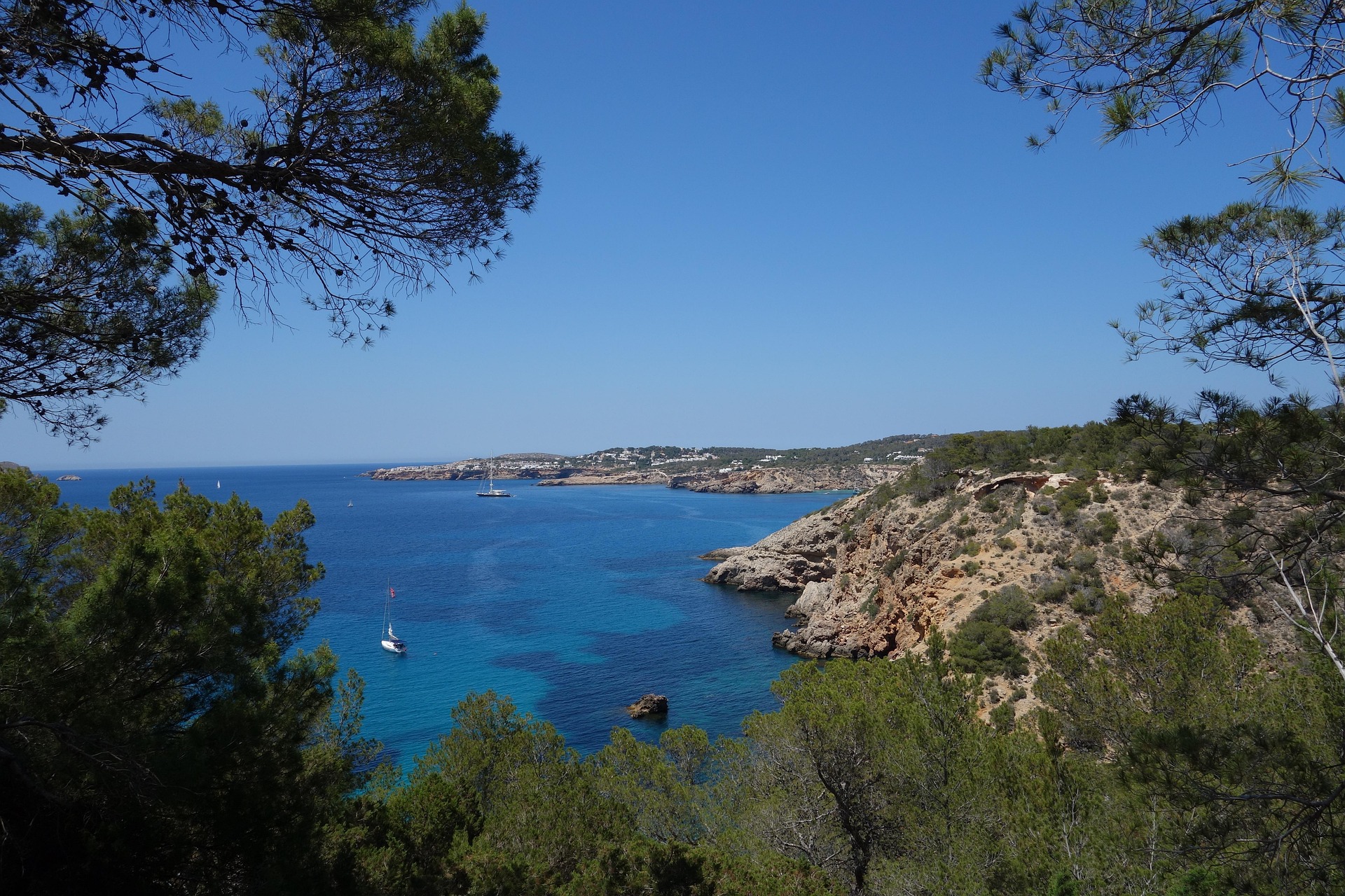 Das blaue Meer in Ibiza, Spanien.
