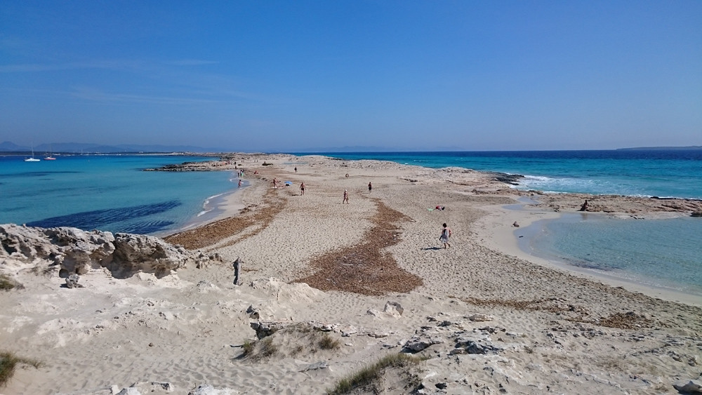 Der Strand Ses Illetes auf Formentera, Spanien.