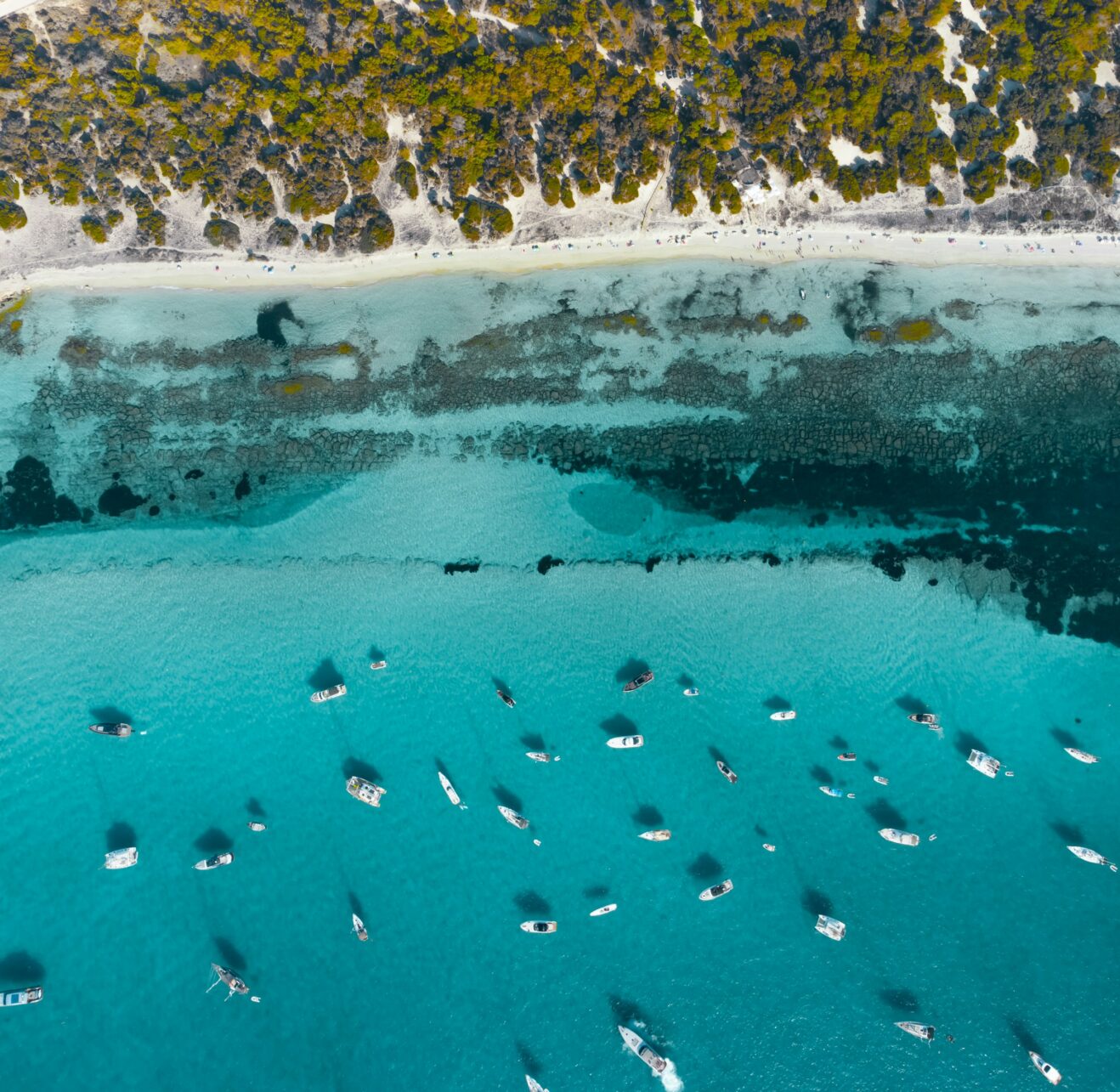 Drohnenaufnahme eines Strandes auf Formentera, Spanien.