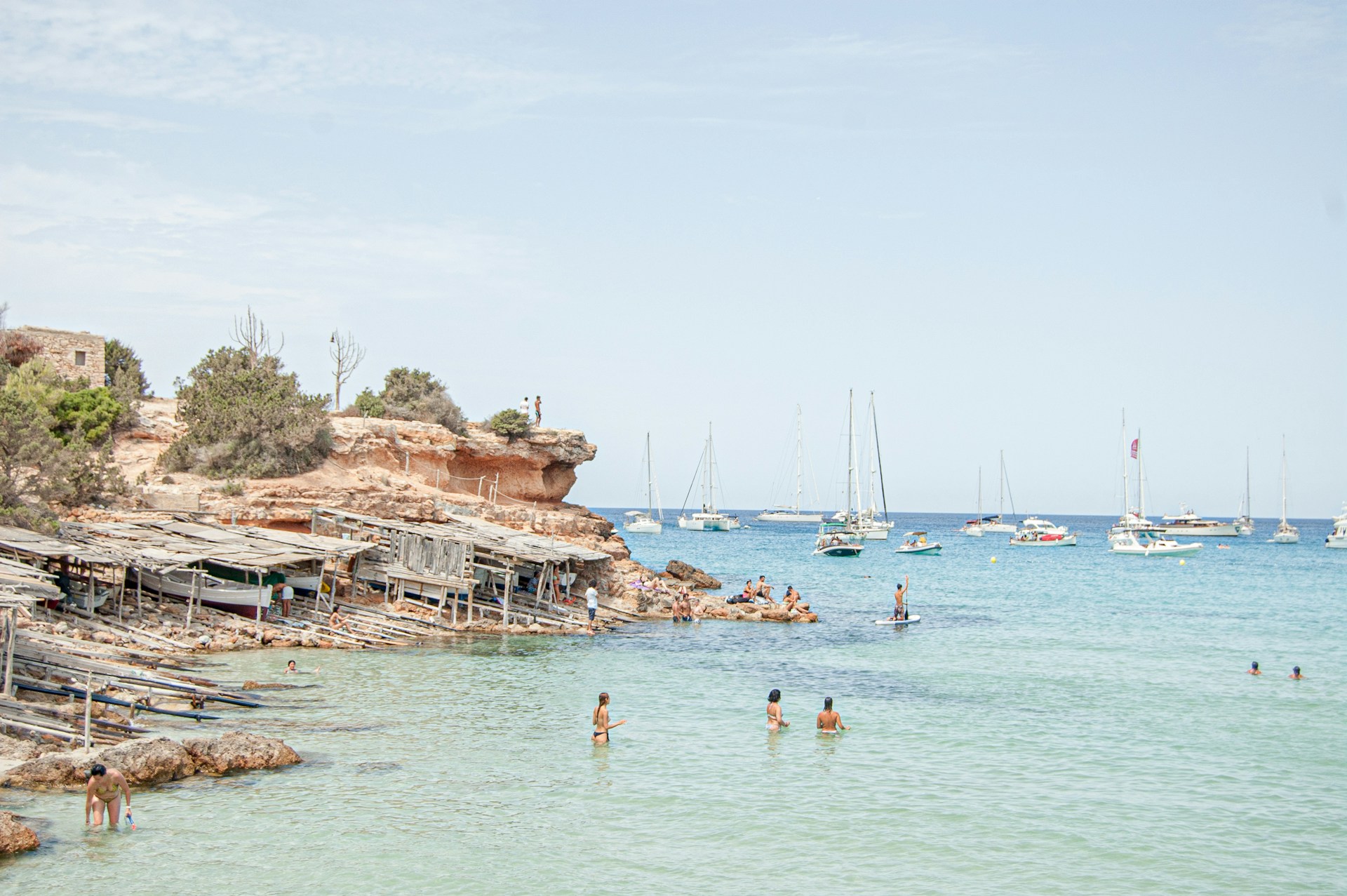 Kleine Fischerboote am Strand von Formentera, Spanien. Foto ferran-feixas – Unsplash