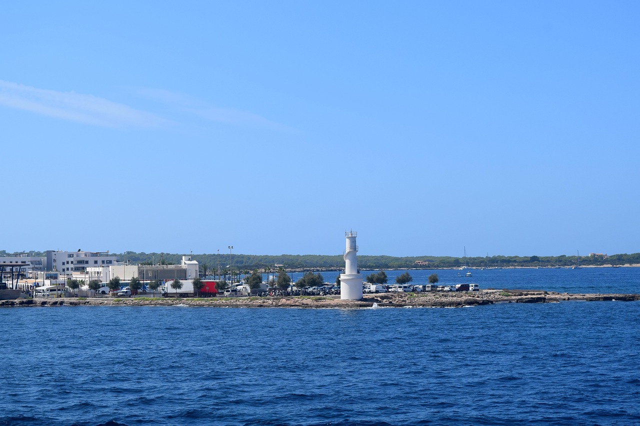 Kleiner Leuchtturm auf Ibiza, Spanien.