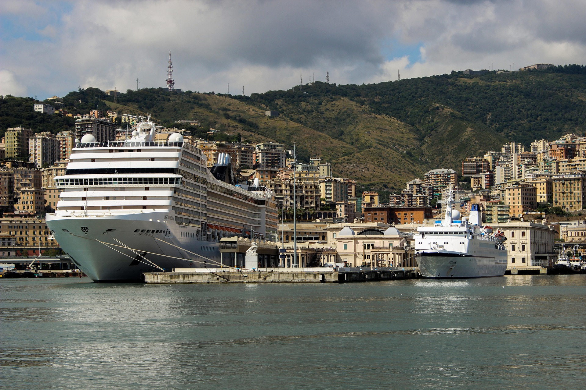 Schiffe im Hafen von Genua in Italien.