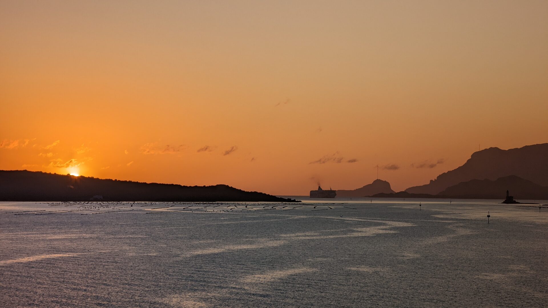 Sonnenaufgang bei der Ankunft in Olbia, Italien.