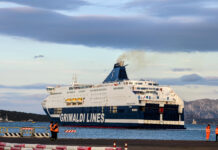 Die Anreise nach Sardinien, die deine gesamte Reise prägt Grimaldi Lines legt in Olbia auf Sardinien, Italien, an.