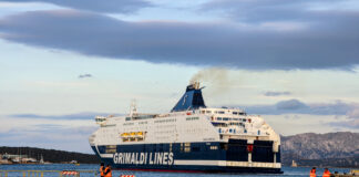 Die Anreise nach Sardinien, die deine gesamte Reise prägt Grimaldi Lines legt in Olbia auf Sardinien, Italien, an.