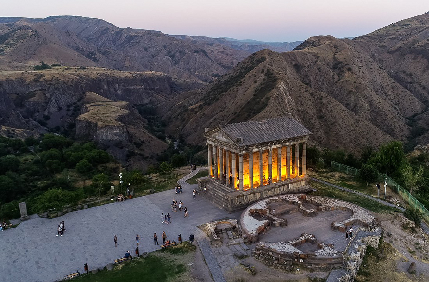 Der Garni-Tempel in Armenien in der Abenddämmerung.
