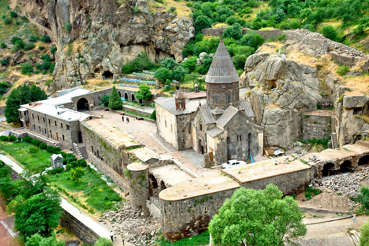 Geghard von außen und Umgebung, Armenien.