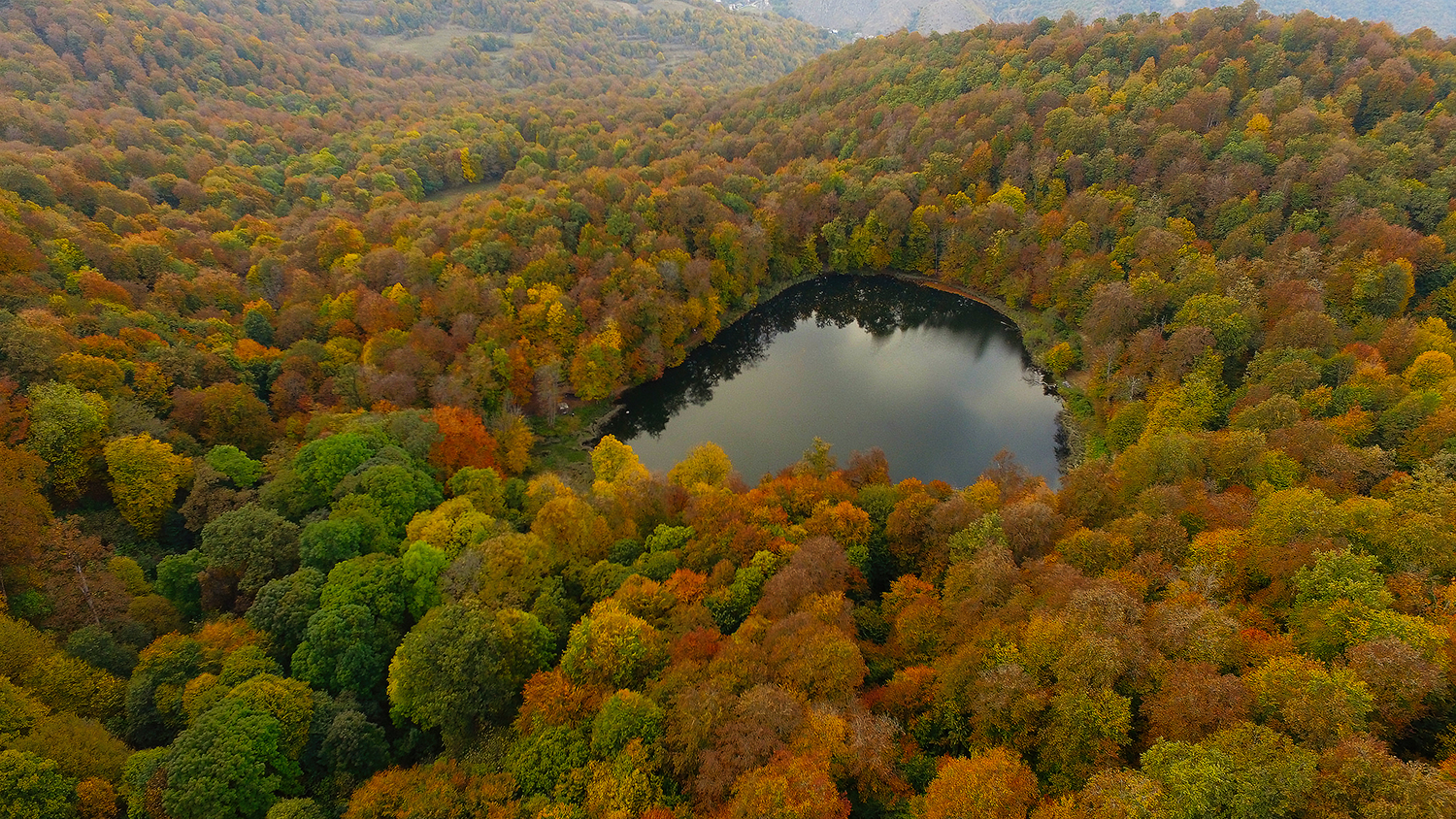 Herbstwald und See, Dilidschan, Armenien.