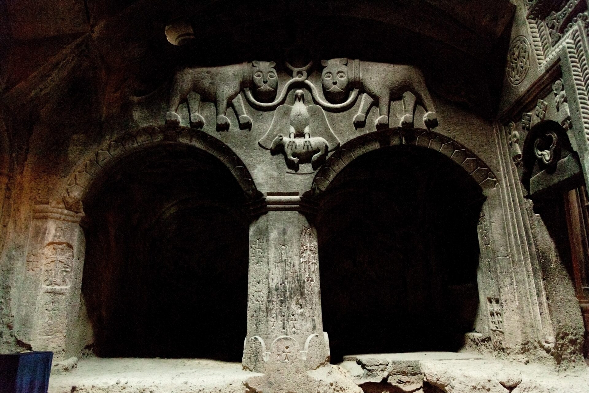 Innenraum von Geghard, in den Fels gehauene Kammern, Armenien.