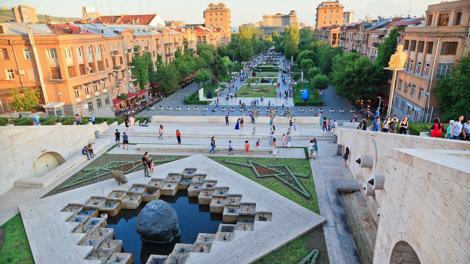 Kaskade und Stadtblick über Yerevan, Armenien.