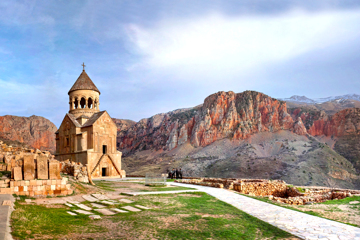 Noravank vor roten Felsen, Armenien.