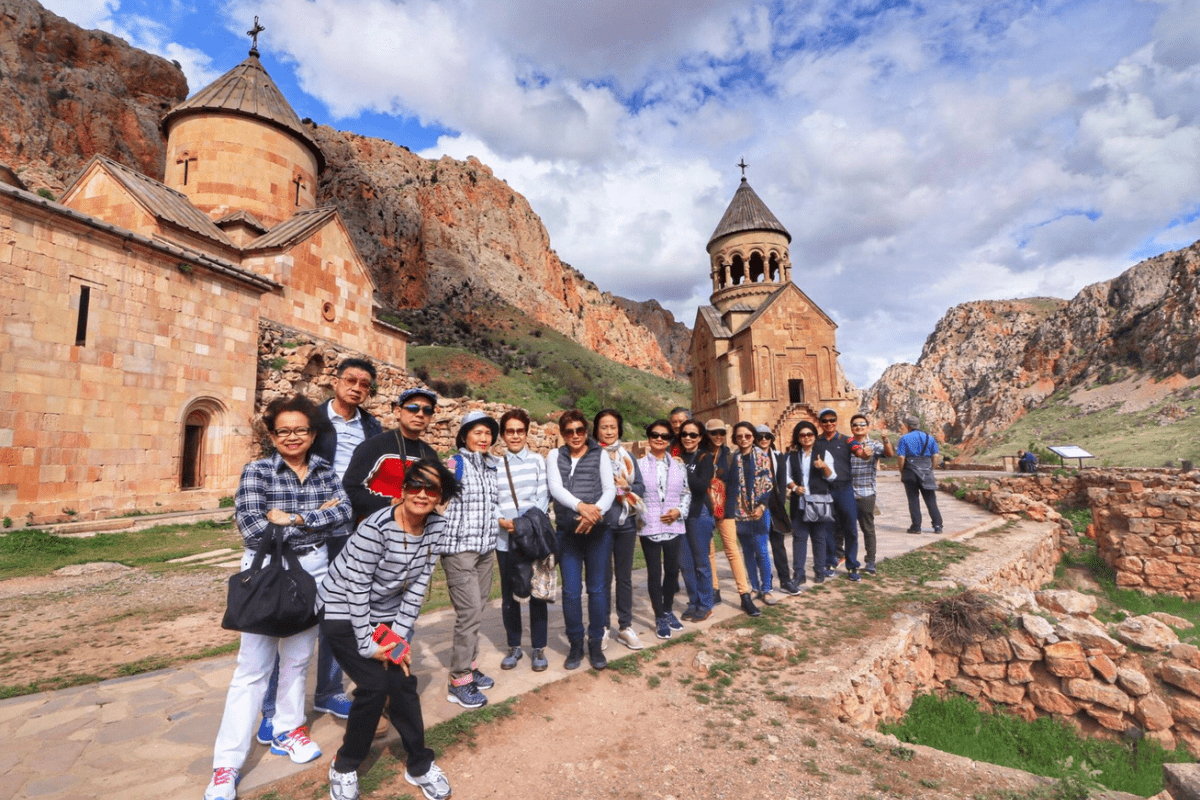Reisende in Noravank, Armenien.