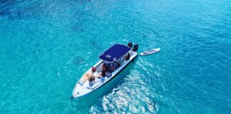 Bootstour ab St. Martin: Privater Charter nach Anguilla oder St. Barts Gäste entspannen an Bord eines privaten Motorboots im klaren türkisfarbenen Wasser