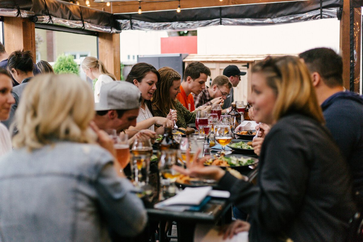 Das Post-Urlaubs-Tief überwinden mit einem Abendessen mit Freunden