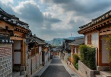 Seoul mit Kindern: So gelingt die Familienreise ganz ohne Stress Die bekannte Anguk-Straße in Seoul, Südkorea