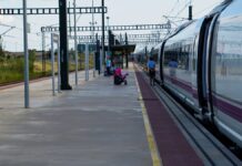 5 Tagesausflüge ab Barcelona mit dem Zug Zug am Bahnhof Barcelona Sants, Ausgangspunkt für Tagesausflüge von Barcelona