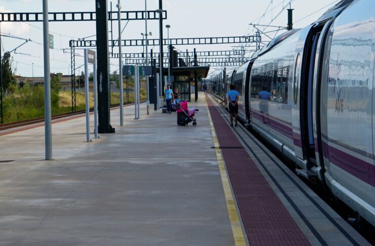 5 Tagesausflüge ab Barcelona mit dem Zug Zug am Bahnhof Barcelona Sants, Ausgangspunkt für Tagesausflüge von Barcelona