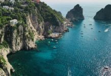 Faraglioni in Capri: Die Aussicht, die man nie satt sieht Blick auf Capri von oben und unten mit Küste und Meer