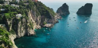 Faraglioni in Capri: Die Aussicht, die man nie satt sieht Blick auf Capri von oben und unten mit Küste und Meer