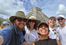 Chichen Itza abseits der Pyramide: Was der Tagesausflug wirklich bringt Kleine Reisegruppe besichtigt die Pyramide von Chichen Itza