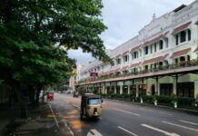 Colombo per Tuk Tuk entdecken: Stadttour ganz ohne festen Fahrplan Tuk Tuk in Colombo, Sri Lanka, bereit für eine private Stadtrundfahrt