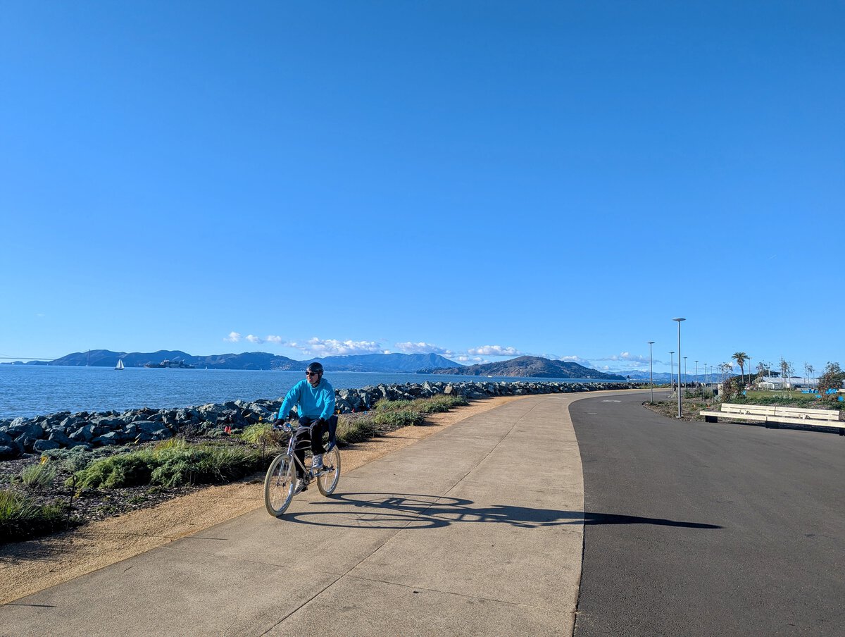Radfahren entlang Treasure Island in San Francisco, USA