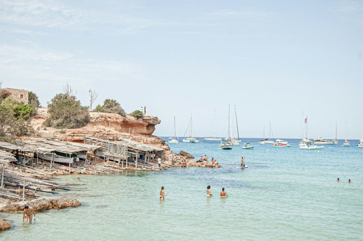 Kleine Fischerboote am Strand von Formentera, Spanien. Bild via ferran-feixas -unsplash