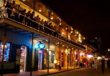 So klingt New Orleans wirklich: Live-Musik in Bars, Cafés und auf der Frenchmen Street Frenchmen Street in New Orleans bei Nacht