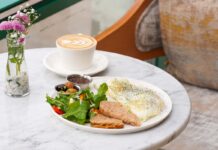 Frühstücken in Barcelona wie ein Local: 5 Geheimtipps Frühstückstisch in einem Café in Barcelona