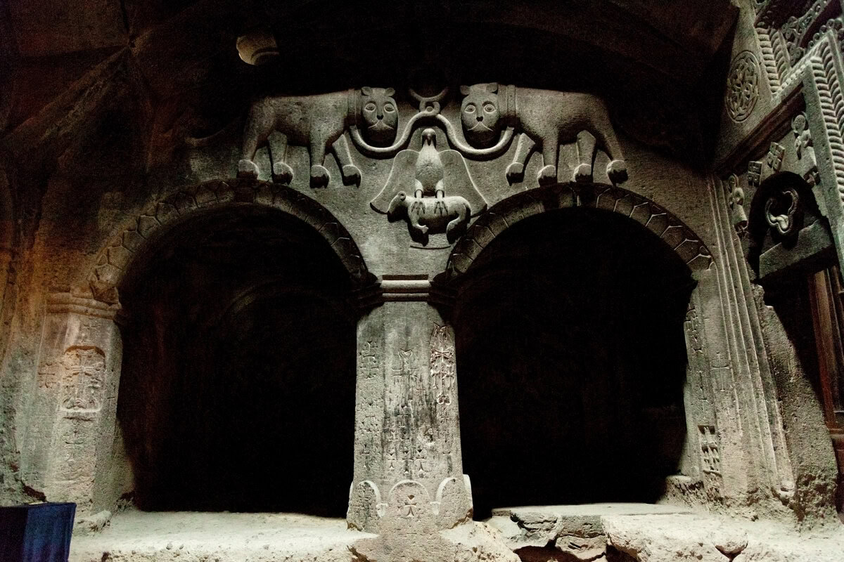Geghard, in Fels gehauene Kammern im Innern, Armenien.