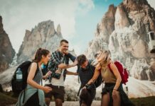 Die erste Woche nach dem Urlaub entscheidet über dein Urlaubsgefühl Glückliche Reisende lächeln nach ihrer Reise