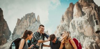 Die erste Woche nach dem Urlaub entscheidet über dein Urlaubsgefühl Glückliche Reisende lächeln nach ihrer Reise