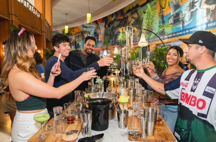 Treasure Island San Francisco: Die Insel, die fast niemand besucht Cocktail-Mixkurs bei Gold Bar auf Treasure Island in San Francisco