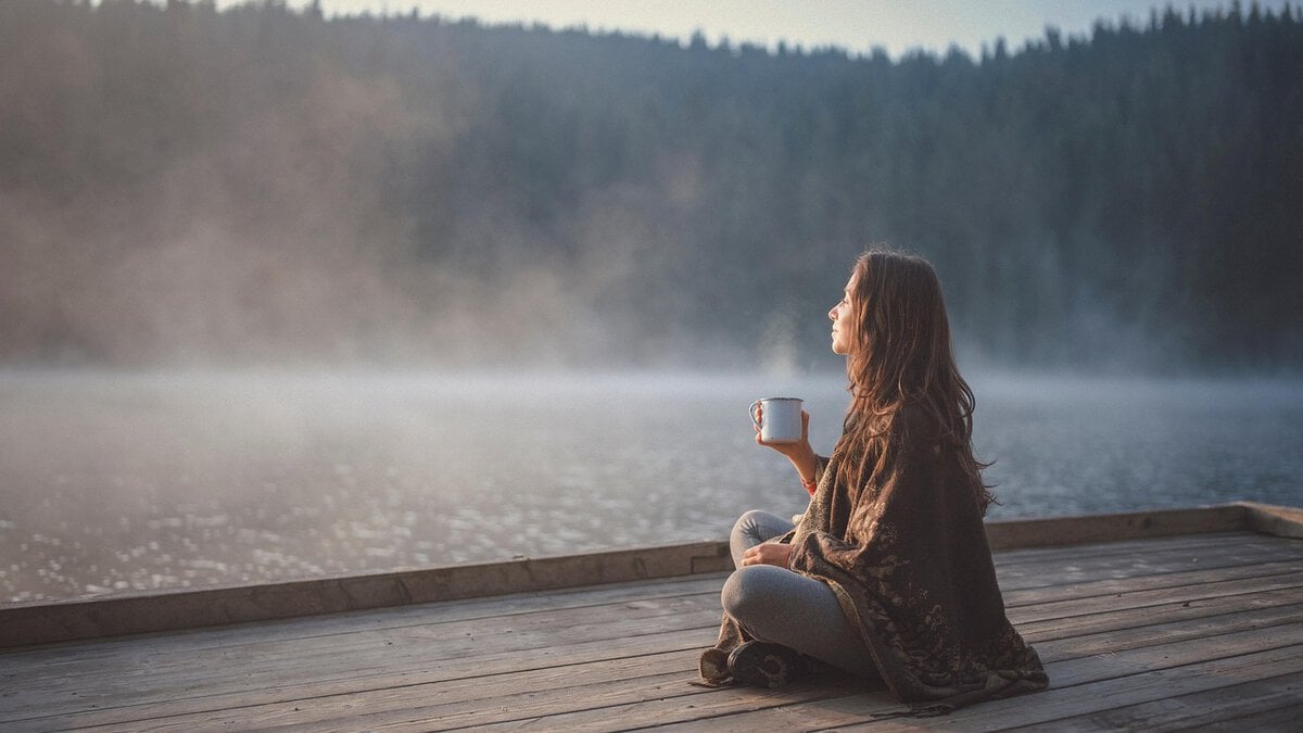 Kaffee am See am Morgen.