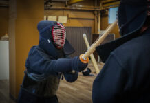Kendo in Tokio: Was ein echter Samurai-Dojo dich übers Leben lehrt Zweikampf mit Bambusschwertern in einem Kendo-Dojo in Tokio