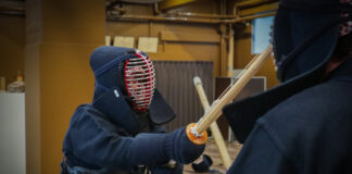 Kendo in Tokio: Was ein echter Samurai-Dojo dich übers Leben lehrt Zweikampf mit Bambusschwertern in einem Kendo-Dojo in Tokio