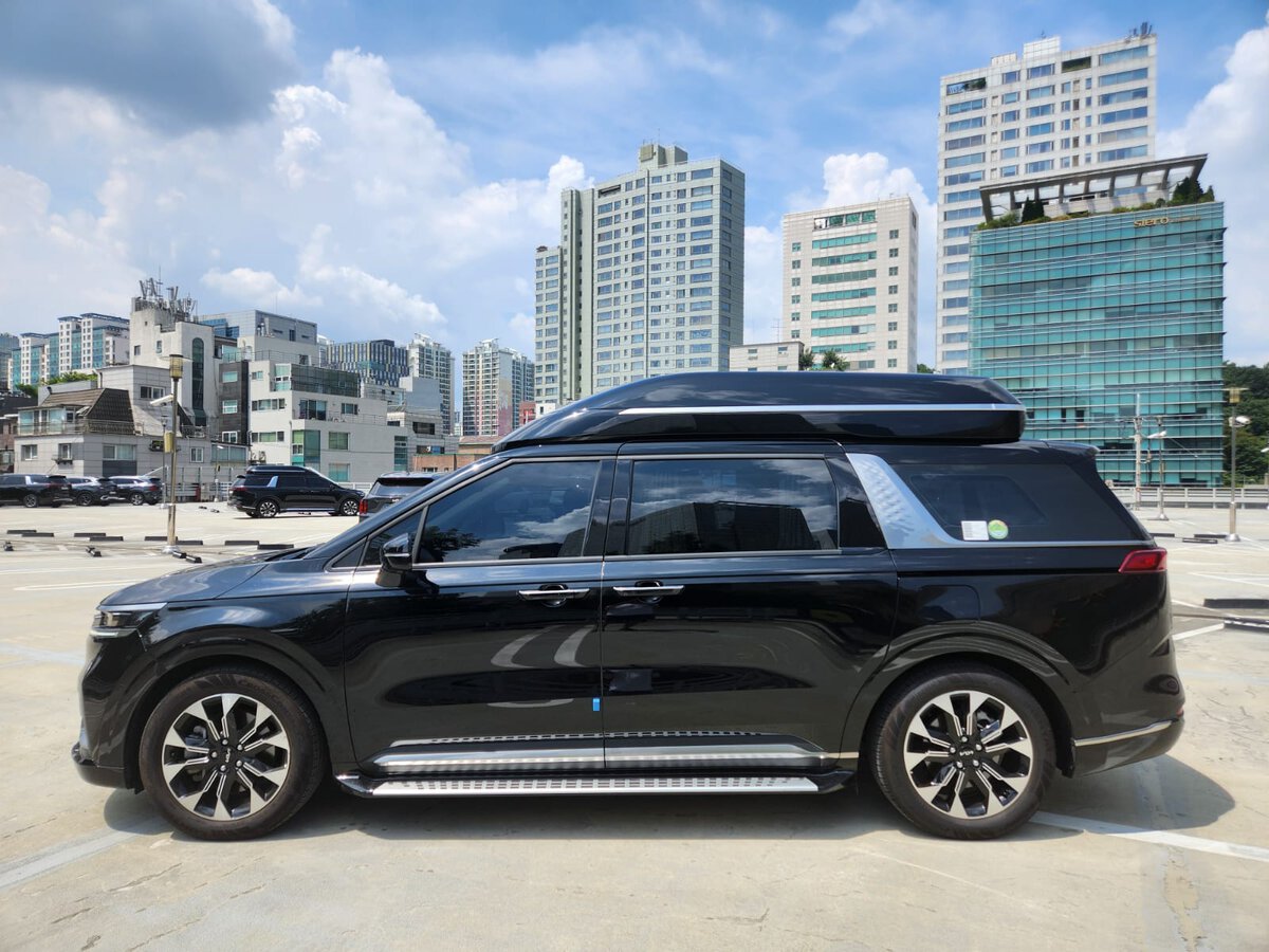 Innenraum eines Premium-Kia-Carnival-Vans mit Ledersitzen für private Seoul-Touren und die Korea-DMZ-Tour