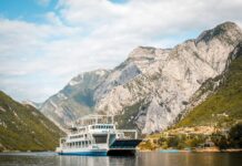 Albanische Alpen entdecken: 3 Tage wandern vom See bis zum Pass Der Komani-See in Albanien mit smaragdgrünem Wasser und steilen Bergflanken
