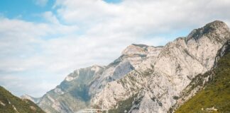 Albanische Alpen entdecken: 3 Tage wandern vom See bis zum Pass Der Komani-See in Albanien mit smaragdgrünem Wasser und steilen Bergflanken