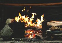 Wintercamping in den US Südstaaten: Wenn für andere die Saison endet, beginnt sie hier Lagerfeuer bei einem Campingausflug in der Nacht