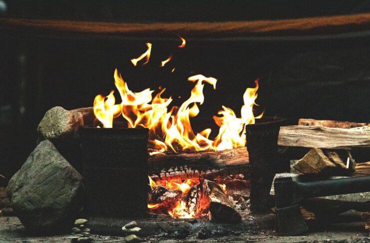 Wintercamping in den US Südstaaten: Wenn für andere die Saison endet, beginnt sie hier Lagerfeuer bei einem Campingausflug in der Nacht