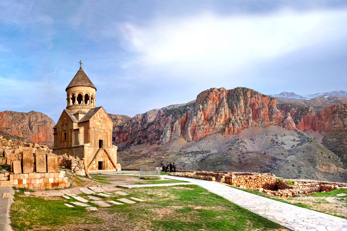 Noravank vor roten Klippen, Armenien.